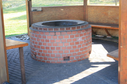 Grilh&uuml;tte im Dorf. Grillplatz.