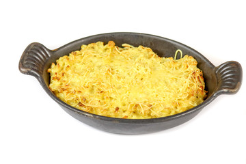 gratin de pâtes (coquillettes) sur un fond blanc