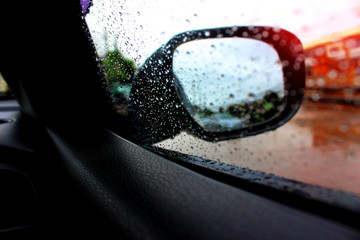 Rearview mirror water drops When it rains while driving