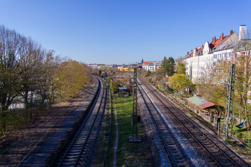 zug, bahn, gleise, bahngleise, wege, trennung, urban, stadt, stadtrand, transportieren, reisen, verreisen, himmel, blau, stromleitung, strommasten, fernweh