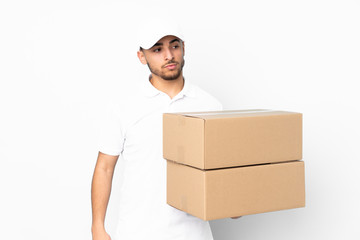 Delivery Arabian man isolated on blue background thinking an idea