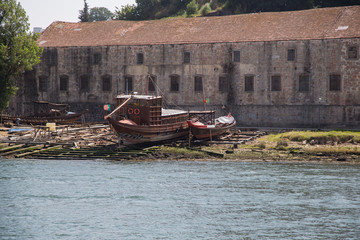 Porto, Portugal: Blick auf eine alte Bootswerft vor den Portwein Wein Kellereien im Viertel Vila...