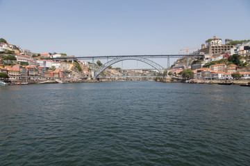Fototapeta na wymiar Porto, Portugal: Die eiserne Brücke Ponte de Dom Luis I verbindet die Altstadt mit dem Viertel Vila Nova de Gaia