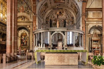Fototapeta na wymiar The main altat in interior of the Duomo Cattedrale di S. Maria Matricolare cathedral in Verona, Italy