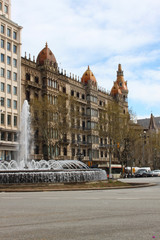 Naklejka premium fontana e vista esterno casa per le vie di Barcellona