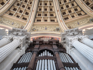 Vista superior de un órgano entre columnas y arcos.