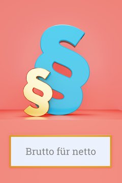 Brutto f&uuml;r netto. Begriff auf Schild. Pr&auml;sentation von Paragrafen auf Podest in Museum. Symbol f&uuml;r Recht, Gesetz, Urteil. Rosa Hintergrund