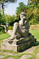 Sculpture of naked woman of Reymond Casimir in Lausanne