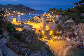 Paisaje del pueblo medieval mediterráneo de Tossa de Mar al atardecer (Cataluña, España).