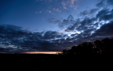 Locker bewölkter Himmel bei Sonnenaufgang