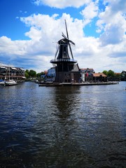 Fototapeta na wymiar windmill in holland