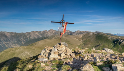 Paisaje montañoso de la  cumbre de la montaña del Costabona de los pirineos con cruz  en su cima...