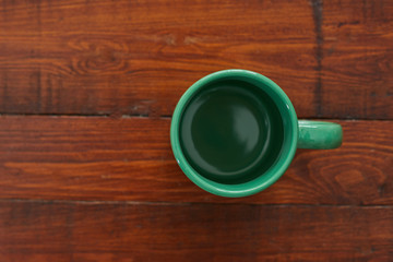 Taza vacía posada sobre una mesa.