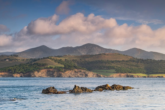 Paisaje del litoral mar&iacute;timo de la costa brava al amanecer en Colera (Catalu&ntilde;a, Espa&ntilde;a).