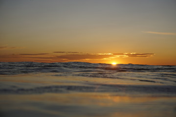 Obraz premium Sunset by the sea. Orange horizon during a relaxing sunset.