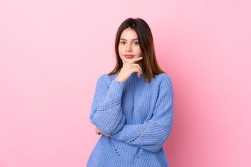 Obraz premium Young woman with blue sweater over isolated pink background thinking an idea