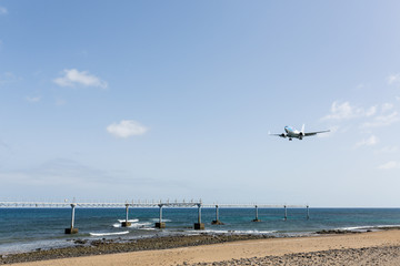 Fototapeta na wymiar Airplane landing in Lanzarote
