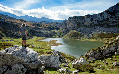 Fototapeta na wymiar hiker looks at lakes of covadonga from above