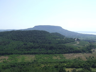 Obraz premium A sign with a mountain in the background