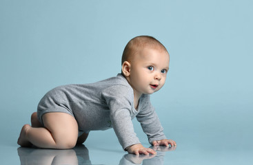 Naklejka premium Cute baby boy on white background with isolation path