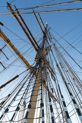 Obraz premium Historic square rig sailing ship rigging from bottom of mast