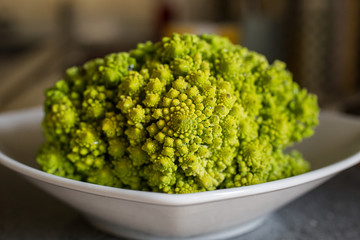 Broccolo romanesco o cavolo cimoso su piatto bianco