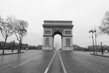 Fototapeta na wymiar Place Charles de Gaulle (place de l'étoile) with the Arc de Triomphe being empty during the coronavirus (COVID-19) lockdown.
