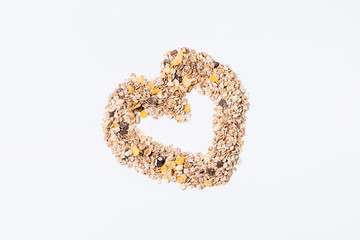 Corazón de cereales sobre fondo blanco