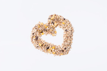 Corazón de cereales sobre fondo blanco