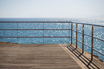 Fototapeta premium Valla exterior de seguridad de acero inoxidable plata en la costa junto al mar