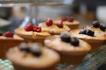 Nahaufnahme Beeren auf kleinen Kuchen