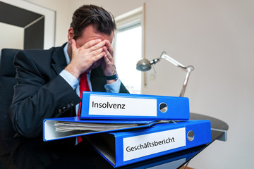Insolvenz und Geschäftsbericht, verzweifelter Geschäftsmann 
