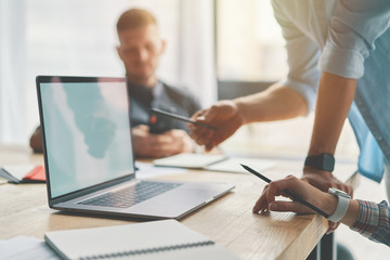 Obraz premium Closeup of man hands using laptop and holding pan