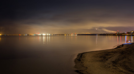 Morze Bałtyckie widziane nocą z panoramą Gdańska © Artur Wojtczak 