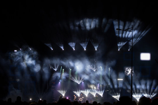 Nocny koncert z oświetloną sceną.