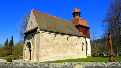 sehr alte Weiler Kirche in Owingen bei Balingen vor blauem Himmel