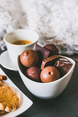 Assortiments de chocolats au lait et noir dans un bol blanc
