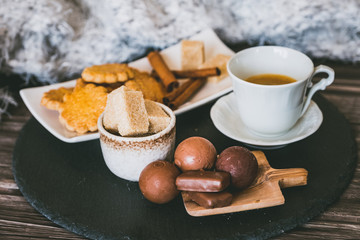 Tasse de café avec chocolats au lait et noir et biscuits