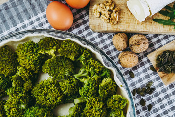 Préparation d'une tarte aux brocolis avec fromage roquefort et noix