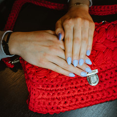 Kobiece dłonie z niebieskimi paznokciami 