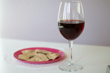 wine, unleavened bread, goblet, lord's supper, wineglass, cabernet, merlot, fresh, background, ruby, celebration, taste, vintage, beverage, glass, space, liquid, winery, old, shine, transparent, black