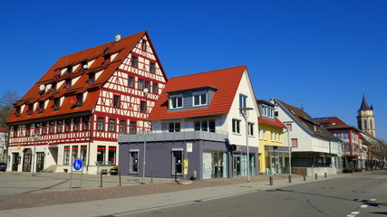 Stadtansicht im Zentrum von Balingen mit schönem Fachwerkhaus und Stadtkirche unter blauem Himmel