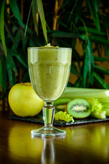 green smoothie kiwi, celery and apple
