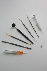 Zahnarztzubehör. Krone einsetzen.