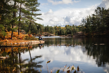 Homme au bord du lac à l'automne en Ontario 