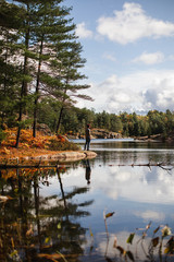 Fototapeta premium Homme au bord du lac à l'automne en Ontario 