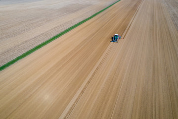 Semis de céréales en vue aérienne