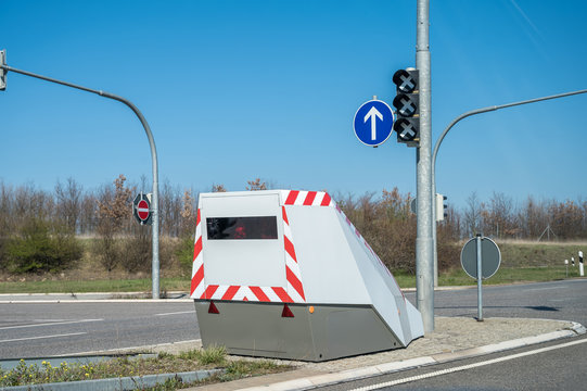 Moderner getarnter Blitzer an der Kreuzung einer Schnellstra&szlig;e