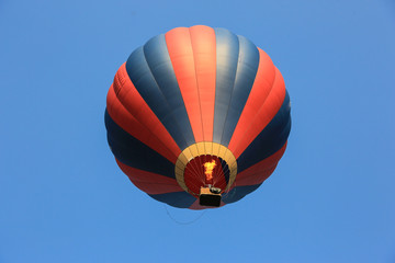 Heissluftballon vor blauem Himmel
