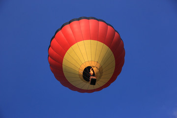 Heissluftballon vor blauem Himmel
